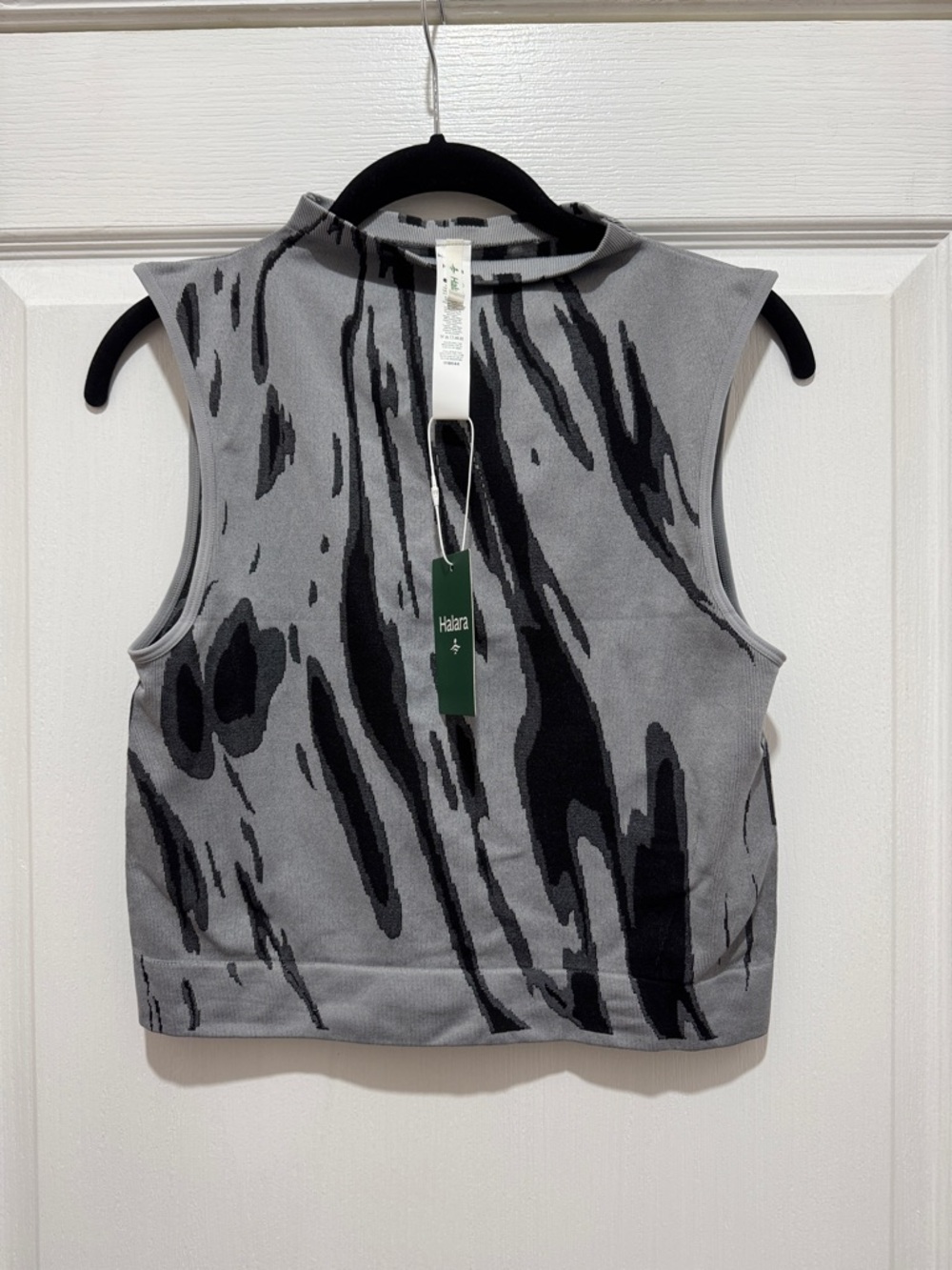 HALARA Gray & Black Abstract Knit Sleeveless Crop Top